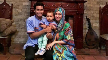 Pebulutangkis Tontowi Ahmad bersama dengan keluarganya