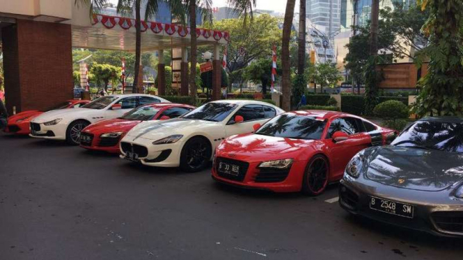 Konvoi mobil mewah semarakkan HUT RI ke-71.