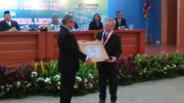 Profesor Fisika ITB, Tjia May On, terima penghargaan LIPI Sarwono Award