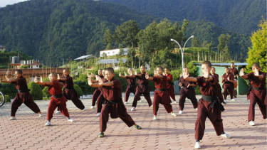 Biarawan dan biarawati berlatih kungfu di Druk Amitabha Mountain, Nepal.