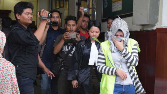 Terdakwa Enny Novi Nuridha seusai menjalani sidang di Pengadilan Negeri Surabaya, Jawa Timur, pada Kamis, 18 Agustus 2016.