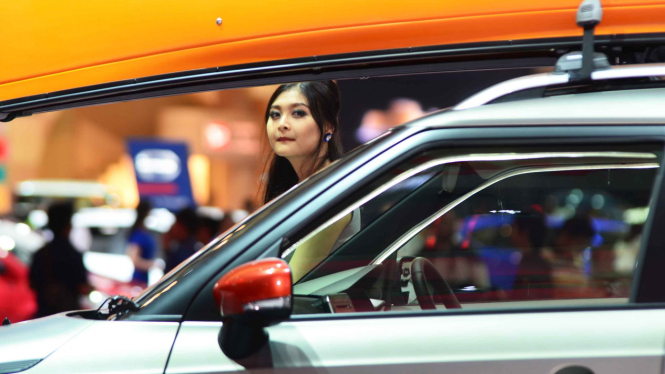KPPU mempertanyakan data penjualan mobil yang dirilis Gaikindo. Menurutnya data ini rawan konflik. Foto: SPG di pameran mobil di Jakarta beberapa waktu lalu.