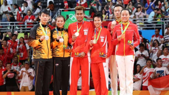 Podium juara sektor ganda campuran bulutangkis Olimpiade Rio 2016