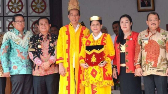 Presiden Joko Widodo dan Iriana Jokowi pakai baju adat Nias