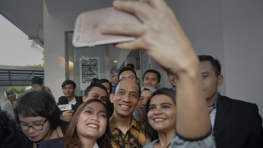 Arcandra Tahar selfie dengan jurnalis.