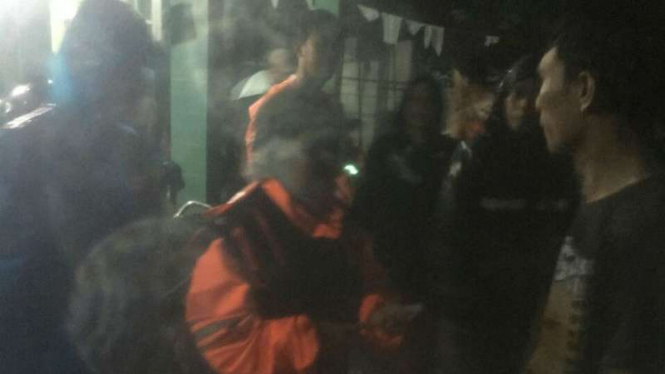 Warga dievakuasi akibat hujan deras yang menyebabkan longsor di Jalan Melati, Pondok Labu, Cilandak, Jakarta Selatan, pada Jumat malam, 19 Agustus 2016.