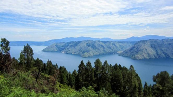 Danau Toba dilihat dari Pulau Samosir