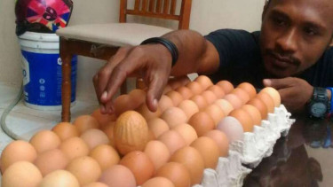 Telur dengan tekstur Allah pada kulitnya