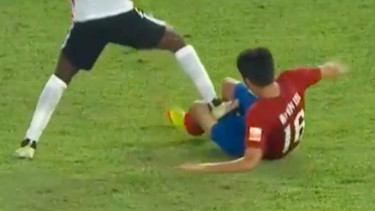 Tekel horor terhadap pemain lawan di Liga China
