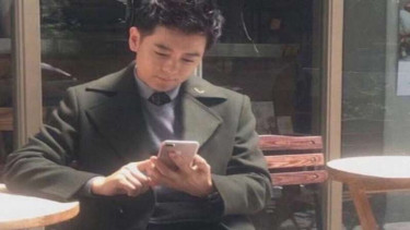 Artis Taiwan, Jimmy Lin dan sebuah iPhone 7 Plus di tangannya.