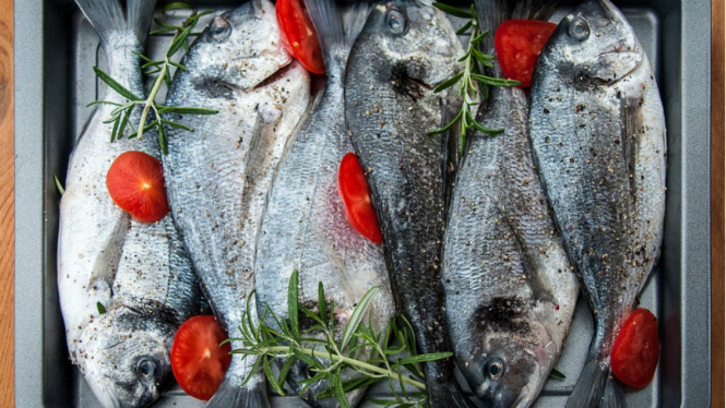 Memasak ikan.