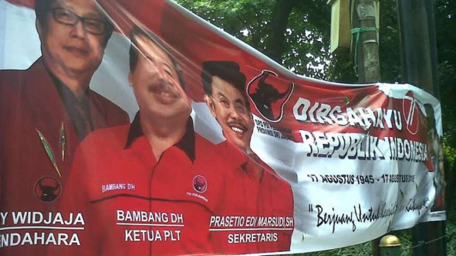 Spanduk PDIP di depan Gedung DPRD DKI.