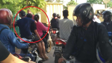 Wanita yang kesurupan dibawa pakai sepeda motor.