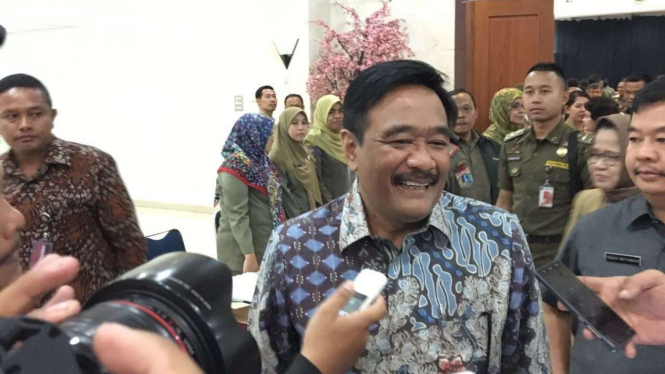 Wagub DKI Djarot SH menyampaikan keterangan kepada media di Gd Dinas Operasional
