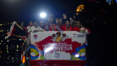 Tontowi Ahmad dan Liliyana Natsir saat menaiki bus bertingkat 