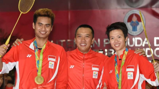 Ganda campuran Indonesia, Tontowi Ahmad/Liliyana Natsir, bersama Imam Nahrawi