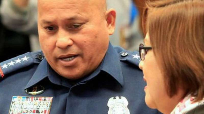 Kepala Polisi Nasional Filipina, Ronald Dela Rosa (kiri).