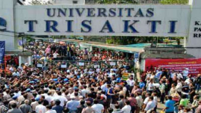 Kericuhan di Universitas Trisakti.
