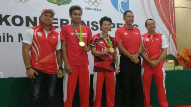 Ganda campuran Indonesia, Tontowi Ahmad/Liliyana Natsir bersama jajaran PBSI.