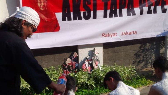 Aksi demontrasi teatrikal Tapa Pepe di depan Kantor DPP PDIP