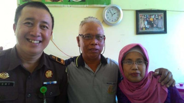 Abidin, pria berwajah mirip pengacara kondang OC Kaligis. Abidin merupakan penjaga kantin di kompleks Kejaksaan Tinggi Jawa Timur, Rabu (24/8/2016)