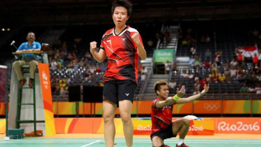 Pebulutangkis Indonesia, Liliyana Natsir (tengah) dan Tontowi Ahmad (kanan) merayakan kemenangannya di Olimpiade 2016, Rio de Janeiro.