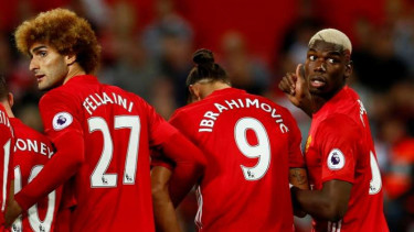 Pemain Manchester United membuat pagar betis saat laga kontra Southampton