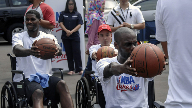 Pemain NBA Marvin Williams Ajari Anak Disabilitas Main Basket