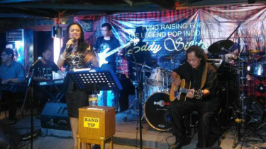 Betharia Sonata saat bernyanyi pada penggalangan dana untuk Eddy Silitonga