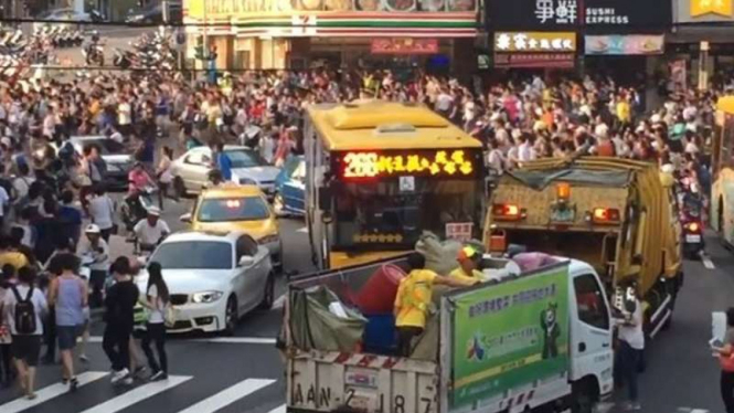 Ribuan warga Taiwan turun ke jalan main Pokemon.