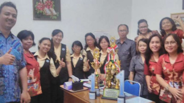 Para guru SD Kristen Eben Haezar II Manado mengenang Liliyana Natsir, mantan anak didik mereka, pada Jumat, 26 Agustus 2016.