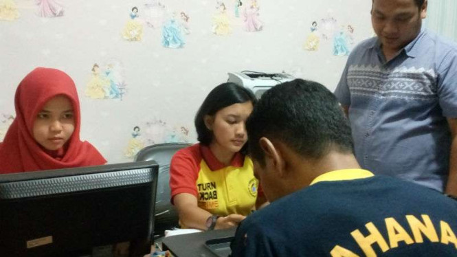 Wakil kepala sekolah (pakai baju tahanan) diduga cabuli siswinya diperiksa di Polresta Depok, Jumat, 26 Agustus 2016.