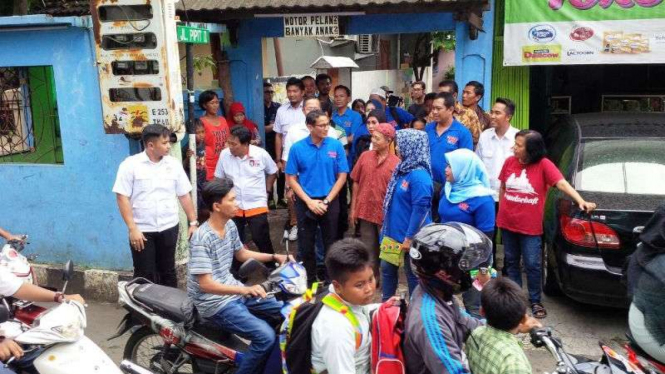 Bakal calon Gubernur DKI Jakarta, Sandiaga Uno saat menyapa warga Jakarta.