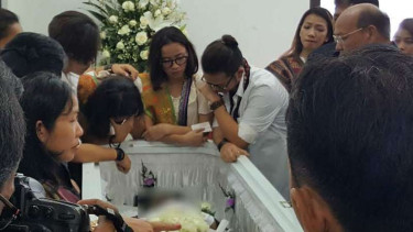 Prosesi penutupan peti jenazah Eddy Silitonga, Sabtu 27 Agustus 2016.