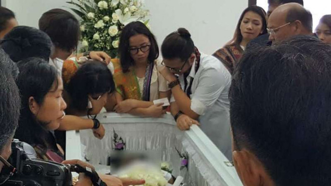 Prosesi penutupan peti jenazah Eddy Silitonga, Sabtu 27 Agustus 2016.