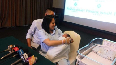 Chua Kotak bersama suami dan putranya di RS Pondok Indah.