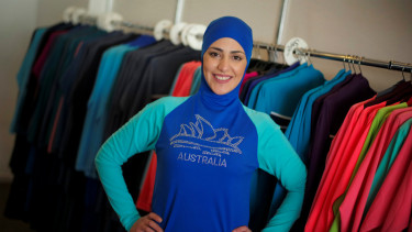 Model mengenakan burkini rancangan Aheda Zanetti.