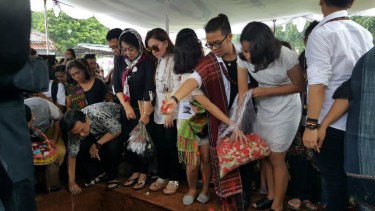 Keluarga mengantarkan mendiang Eddy Silitonga ke peristirahatan terakhir.