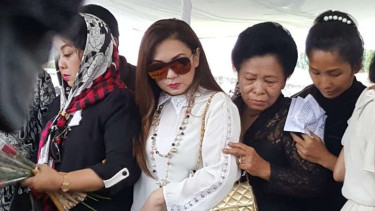 Nia Daniati di pemakaman Eddy Silitonga.