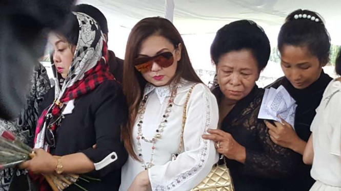Nia Daniati di pemakaman Eddy Silitonga.