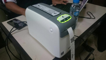 Pencetakan gelang elektronik bagi jemaah haji.