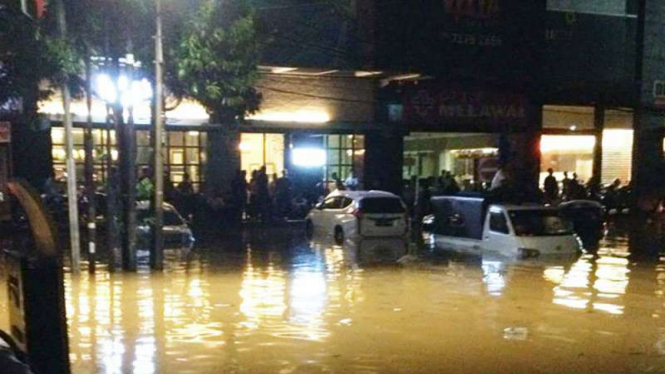 Banjir di Jalan Kemang Raya terjadi hingga Sabtu malam, 27 Agustus 2016.