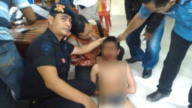 Pelaku bom bunuh diri di Gereja Santo Yosef Medan, Sumatera Utara, Minggu (28/8/2016). Bom bunuh diri ini gagal meledak saat pelaku membawa ransel dan hendak mengejar pastor.