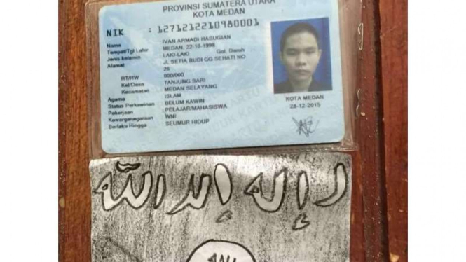 Kartu Tanda Penduduk (KTP) bernama Ivan Armadi Hasugian yang diduga milik pelaku bom bunuh diri di Gereja Santo Yosep Medan Sumatera Utara, Minggu (28/8/2016)
