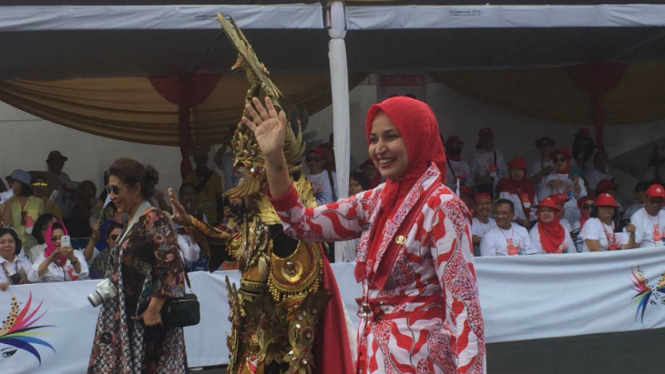 Eks Bupati Jember Faida (kerudung merah)