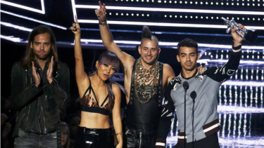 DNCE memenangkan penghargaan Best New Artist 2016
