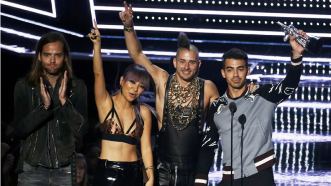 DNCE memenangkan penghargaan Best New Artist 2016