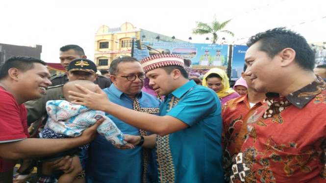 Gubernur Lampung M Ridho Ficardo mengelus seorang anak yang menonton.