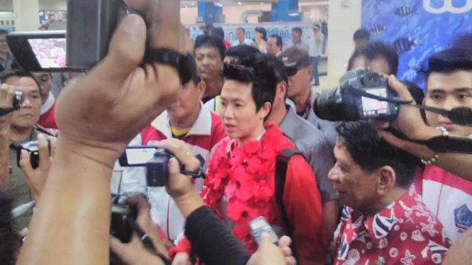 Liliyana Natsir, peraih medali emas bulutangkis ganda campuran Olimpiade Rio de Janeiro, Brasil 2016, disambut warga di Bandara Sam Ratulangi Manado pada Senin, 29 Agustus 2016.
