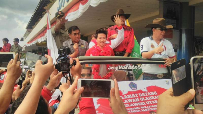 Arak-arakan yang membawa Liliyana 'Butet' Natsir di Kota Manado, Senin (29/8/2016). Seluruh warga Kota Manado bersukacita menyambut peraih medali emas Olimpiade Brasil tersebut.
